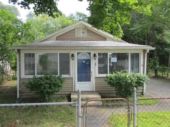 40 Danforth Dr, White Lake, MI 48386