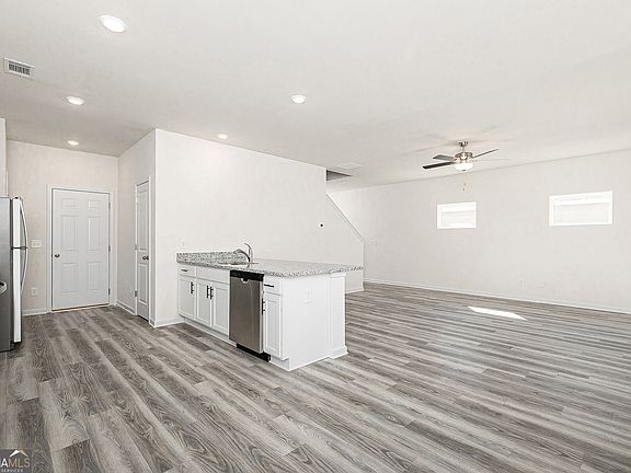 5th image of 306 Collins Pl