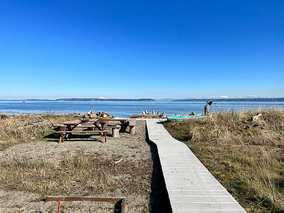 The walkway from the front deck to the beach.