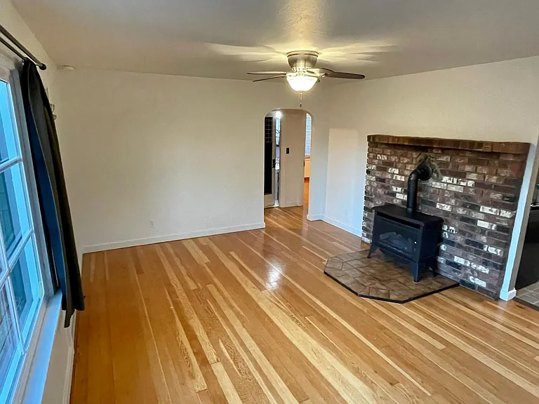 2425 Queen St — Photo 17