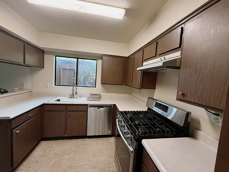 475 W Walnut St — Photo 34