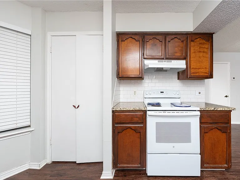 4010 Oak Bay Dr #E — Photo 2