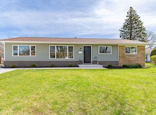 177 Basswood Dr, Elk Grove Village, IL 60007