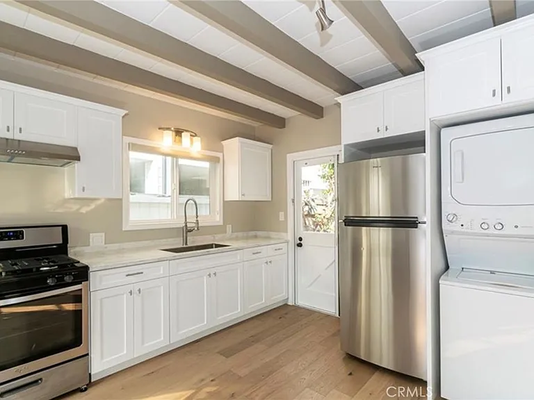 225.5 Marguerite Ave — Photo 3