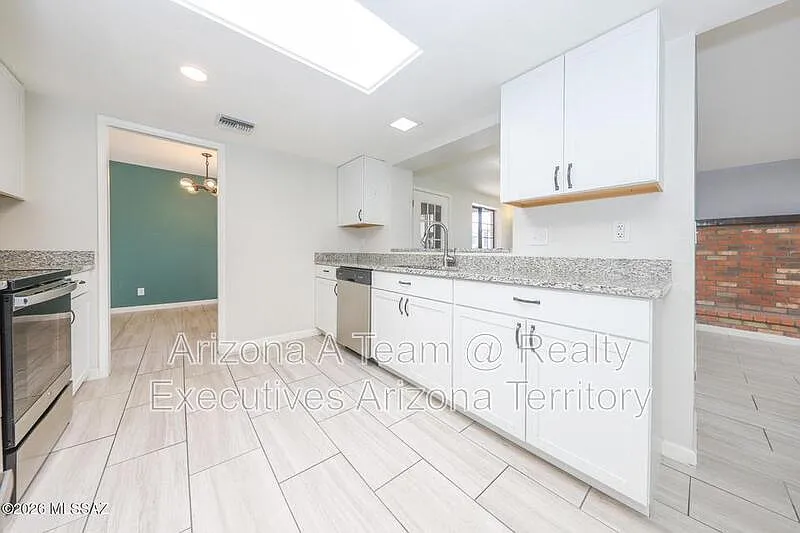 3 bed, 2.0 bath, 1929 sqft, $2,195 — Photo 3