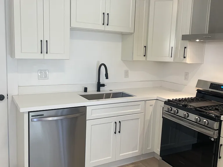 810 44th St #810 — Photo 3