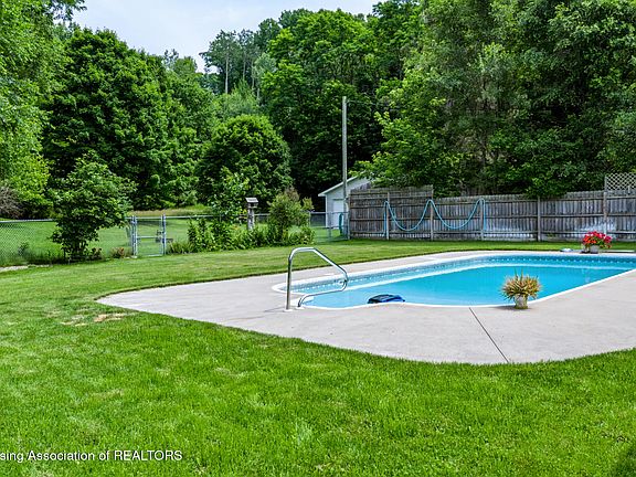 3rd image of 3984 Five Mile Rd