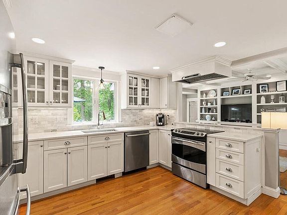 3rd image of 31 Apple Hill Ln