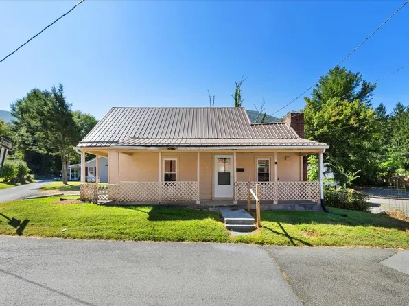 902 College St, Narrows, VA 24124