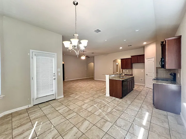215 Clark Dr — Photo 28