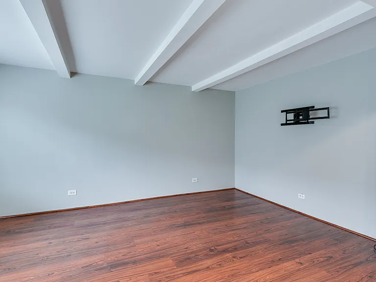 18W269 Kirkland Ln — Photo 2