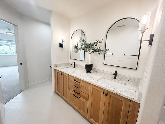 Upstairs Center Bath