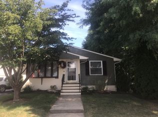 9 Wales St, Cranston, RI 02920