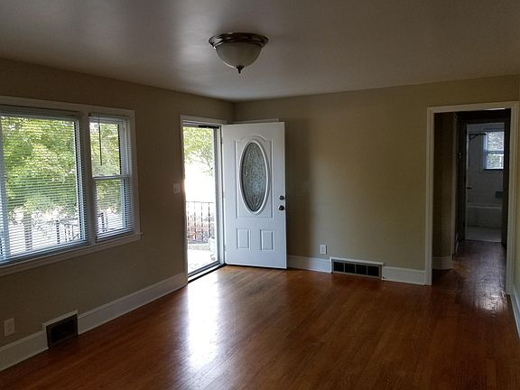 3rd image of 203 Chatham Ct