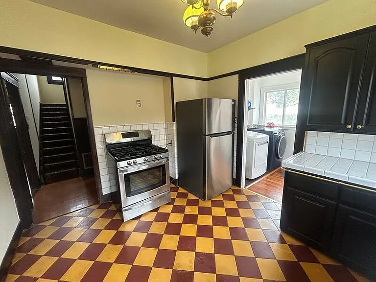 514 E Howard St — Photo 9