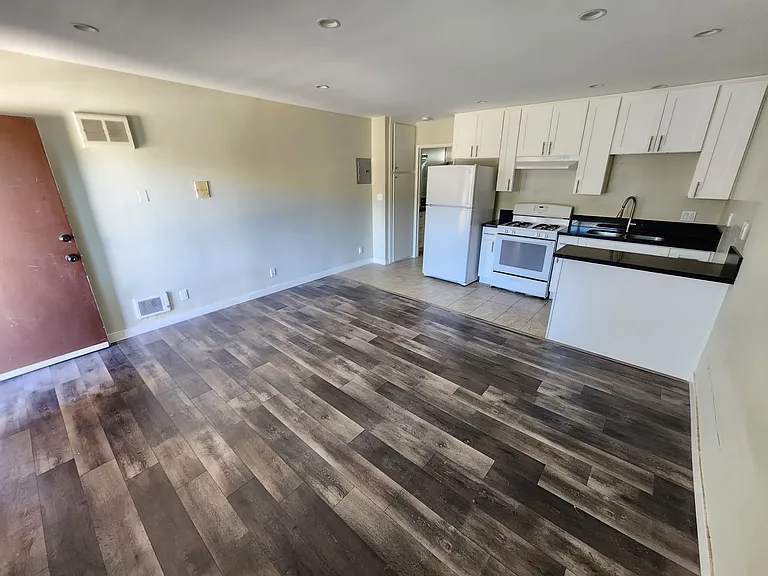 14603 Delano St #18 — Photo 6