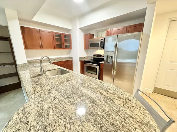 7266 SW 88th St APT A502, Miami, FL 33156