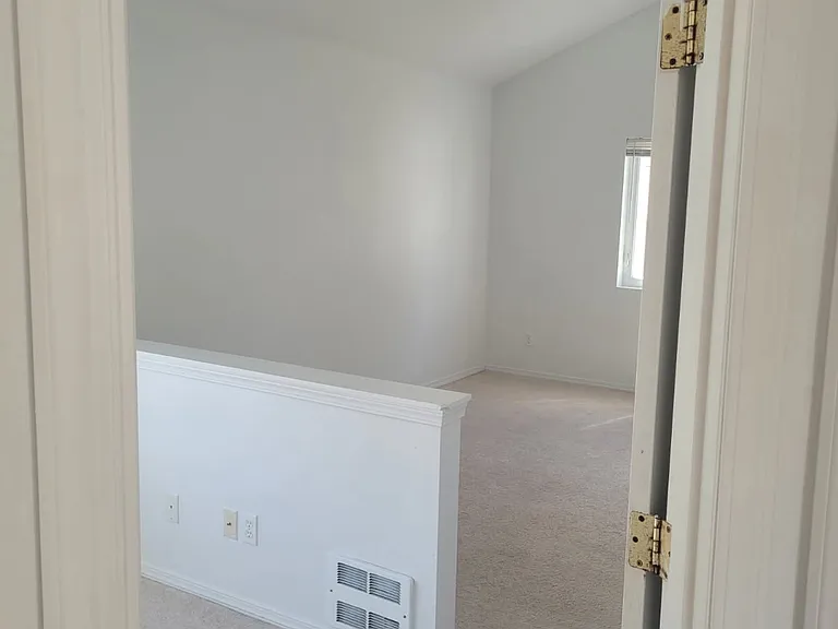 123 N Rainier Ave — Photo 9