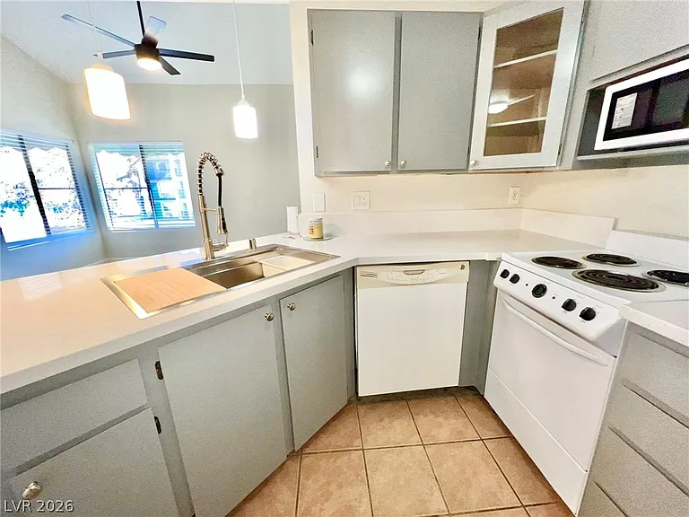 480 Elm Dr #206 — Photo 9