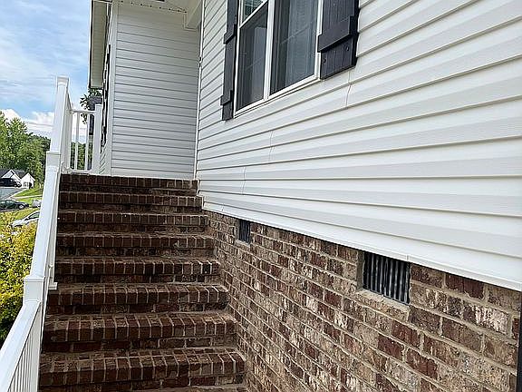 3rd image of 858 Berg St