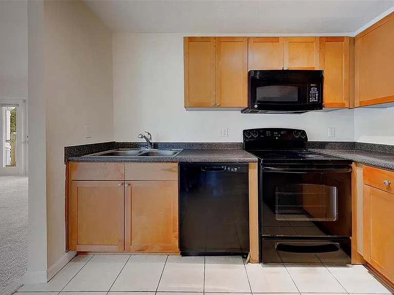 222 Pompano Dr SE #H — Photo 11
