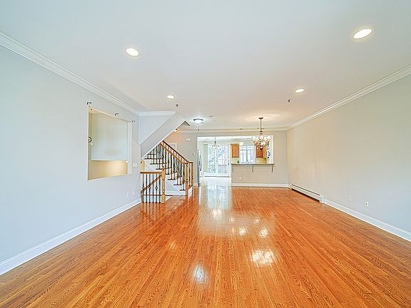 4th image of 2462 3rd St #2462