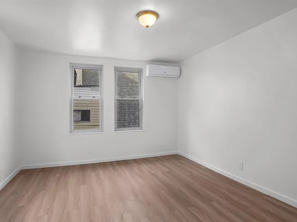 681 Rhinelander Avenue image 10 of 29