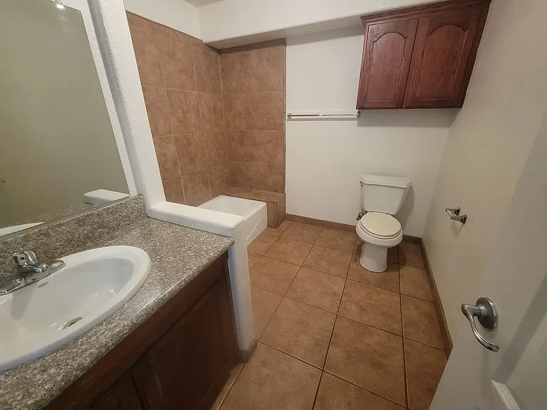 460 Oswell St — Photo 6