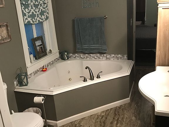Bath with large jacuzzi tub