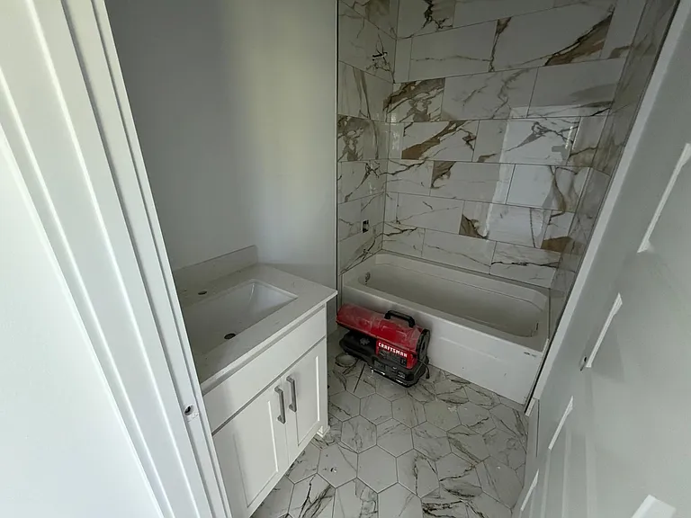 904 N Sang Ave #B — Photo 16