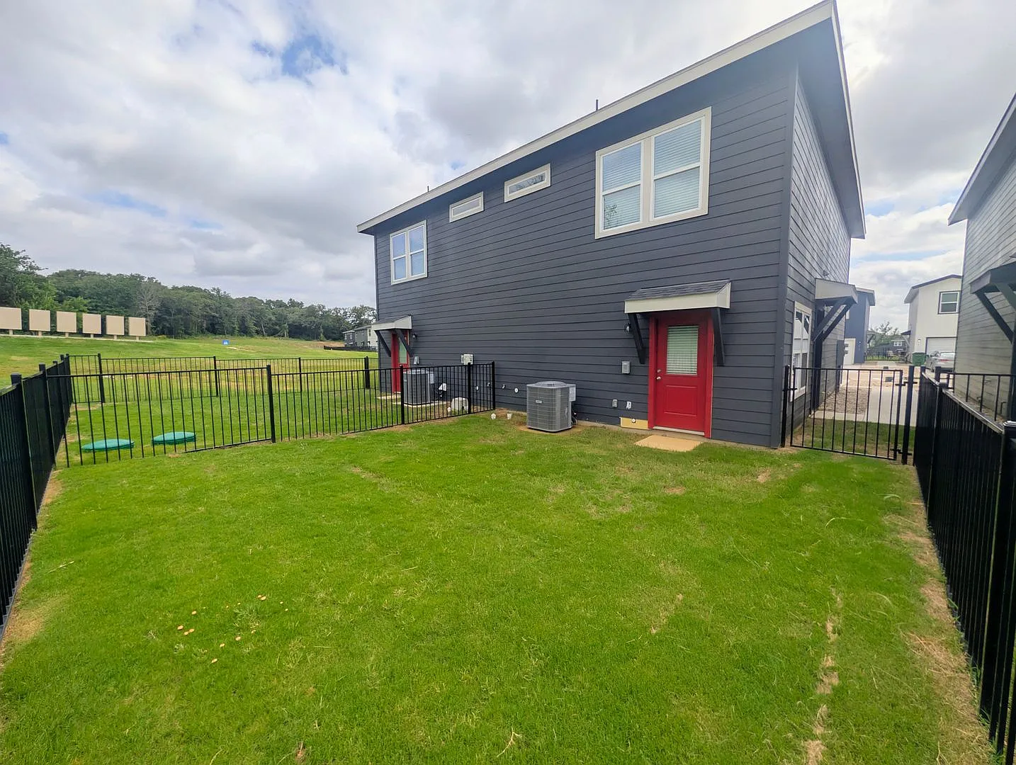Brand New Duplex in New East Parks Community — Photo 3