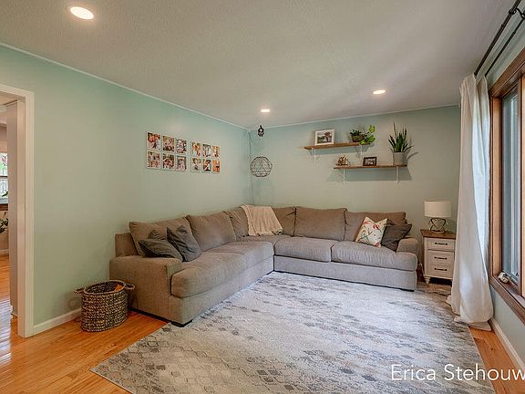 4th image of 8659 Ridgecrest Ct SW