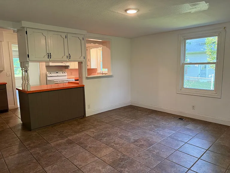419 E Summit St — Photo 13