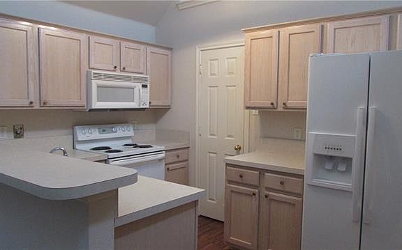 2nd image of 901 Forest Cres