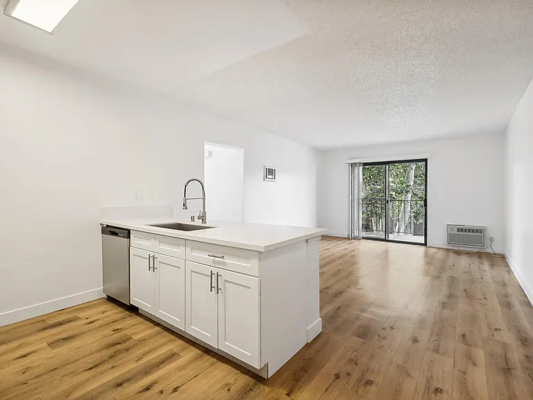 Valle at 9151 Kenwood — Photo 4