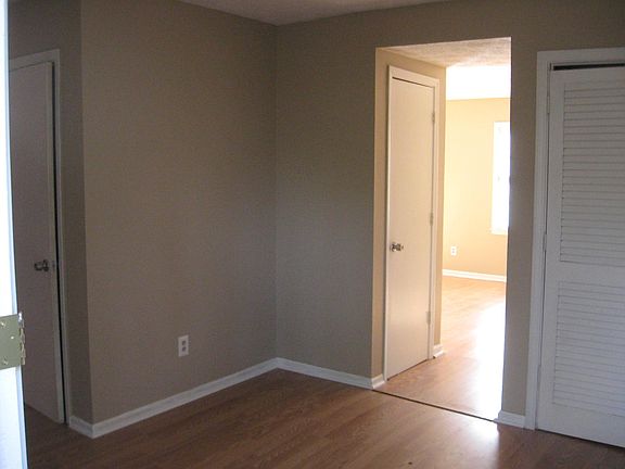 5th image of 420 Charter Ct
