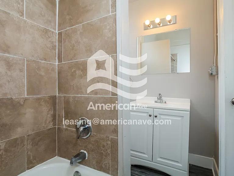 721886_009_wm_-_main_bathroom_13495726.jpg