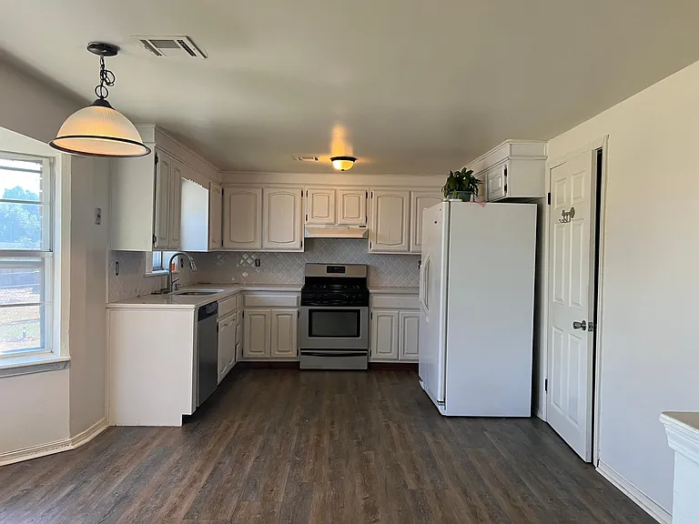 515 Kingsway St — Photo 3