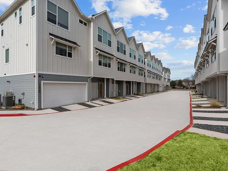 Villae ATX Luxury Rental Townhomes — Photo 28
