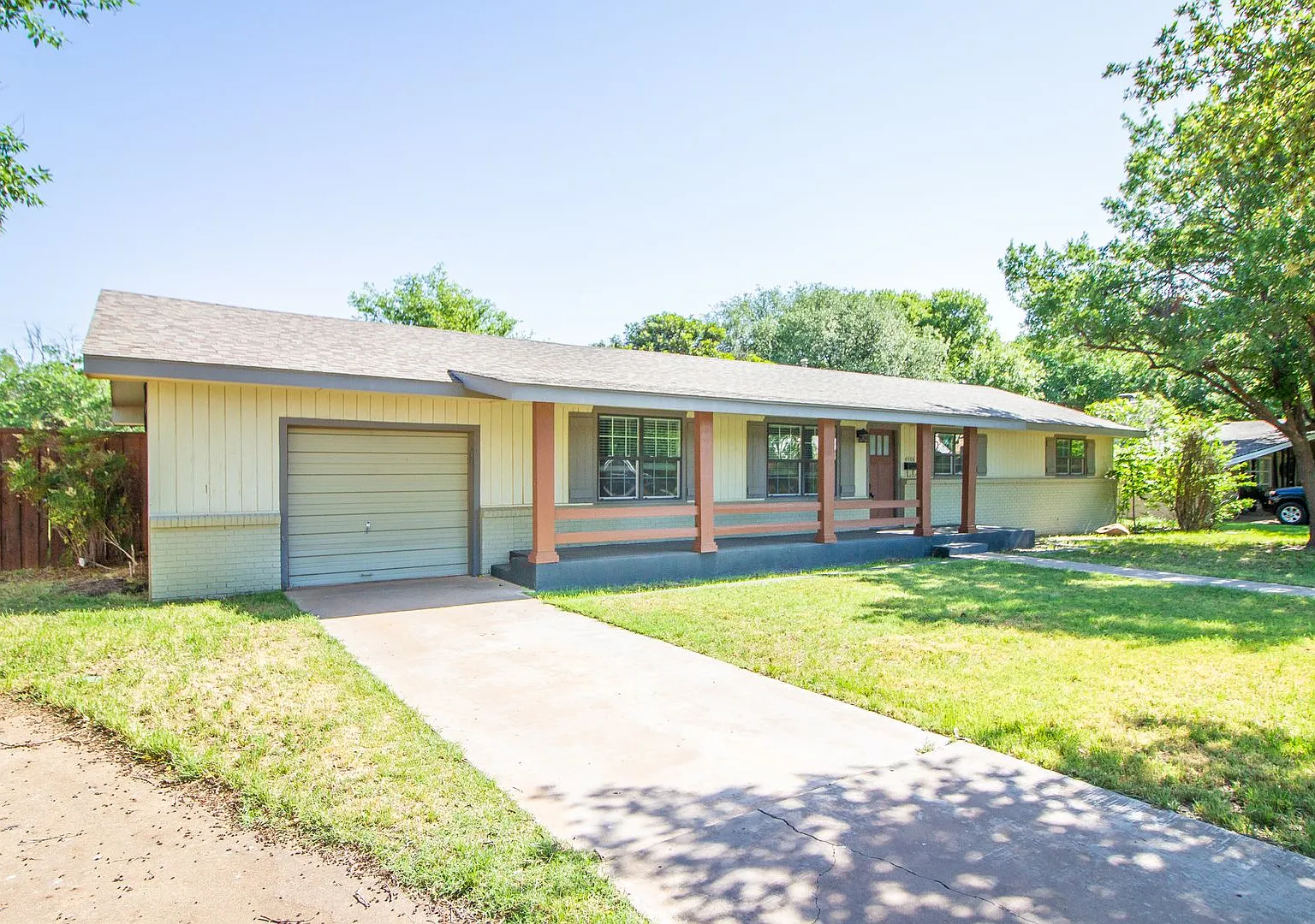 Spacious 3 bed 2 bath Home — Photo 2