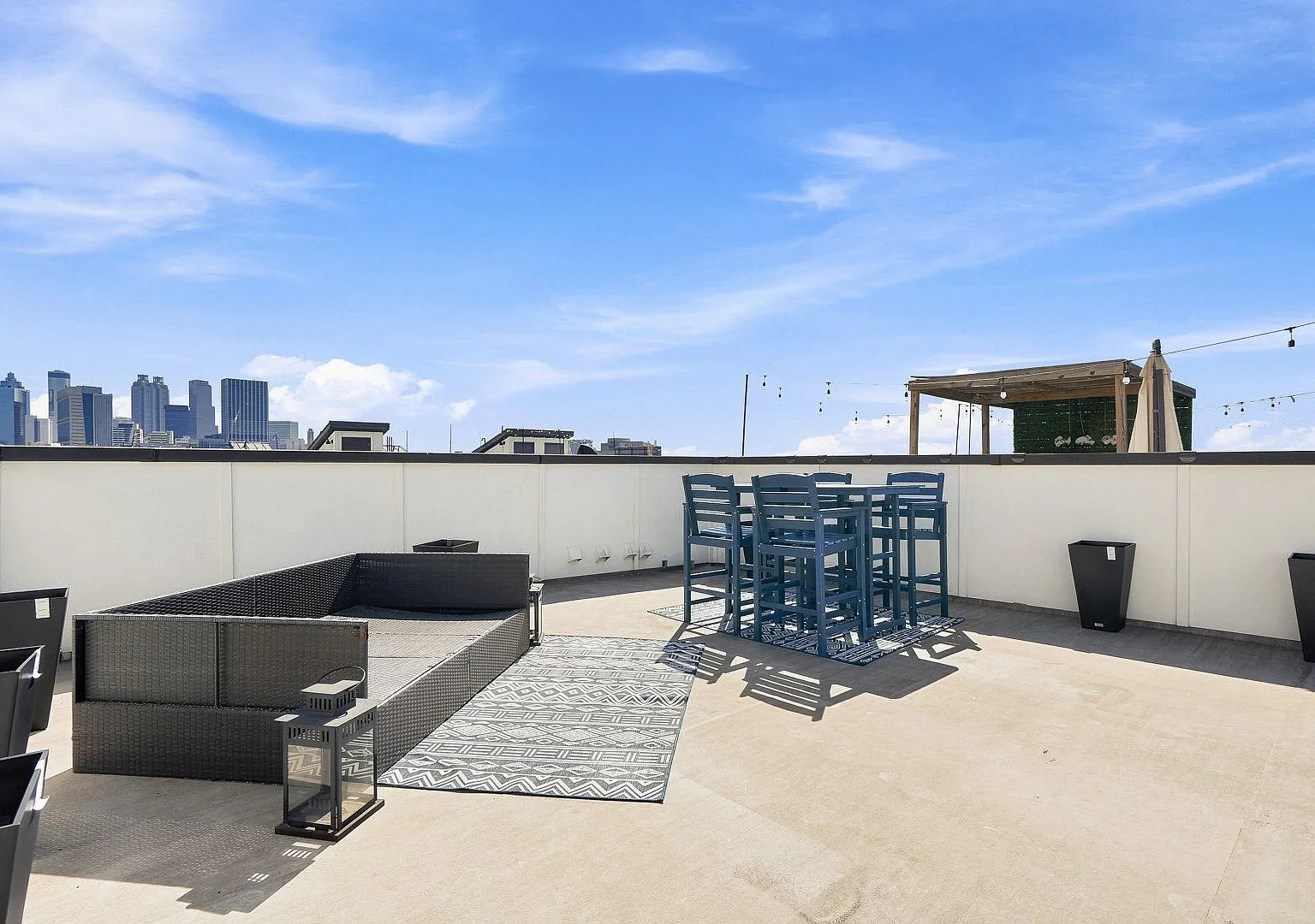 Luxury Living And Rooftop Views In The Art Gallery District — Photo 3