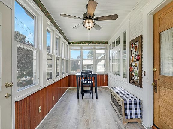 4th image of 242 Baker St W