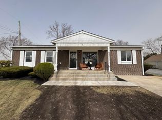 1 Meadow Ln, Merrillville, IN 46410