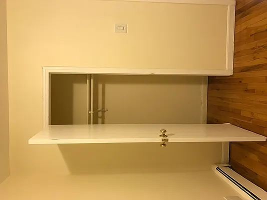 Rented by Zikos Realty Services | media 17