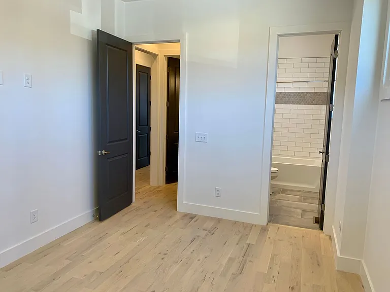 523 Fatherland St #B — Photo 7