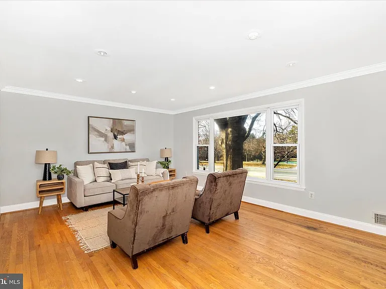 674 College Pkwy — Photo 8