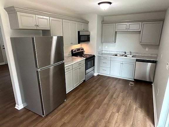 3rd image of 113 Lowell Dr W