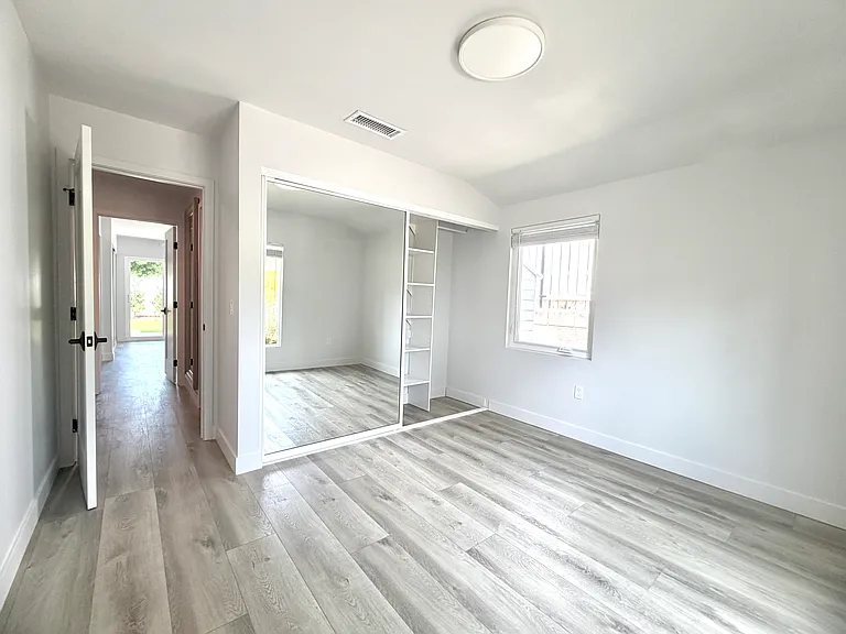 985 Medford Rd — Photo 15