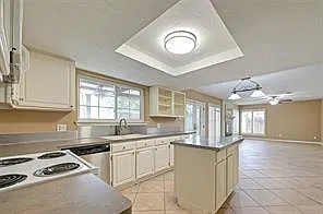 4 bed, 2.5 bath, 2442 sqft, $2,495 — Photo 4