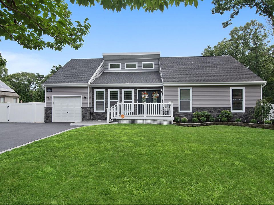 1st image of 10 Harmony Dr